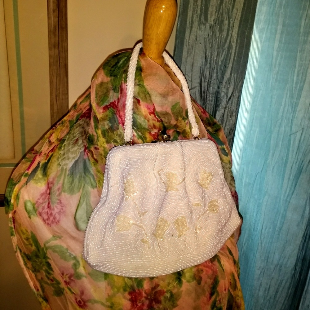 ANTIQUE VINTAGE GLASS BEADED TULIP PURSE